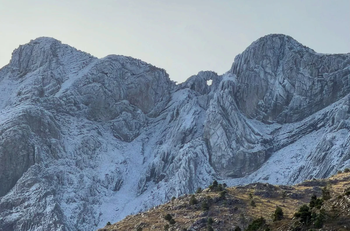 Hueco del Cerro Ventana con nieve en sus cumbres, Sierra de la Ventana