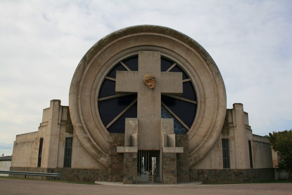Portal del Cementerio de Saldungaray obra de Francisco Salamone