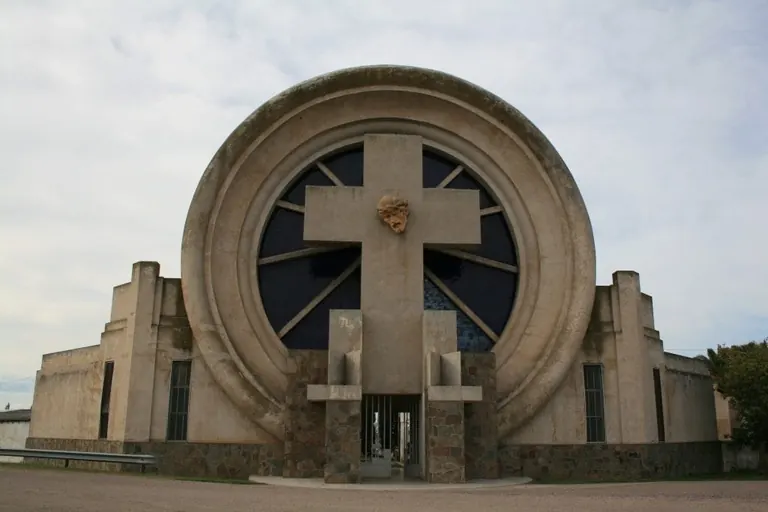 Portal del Cementerio de Saldungaray obra de Francisco Salamone
